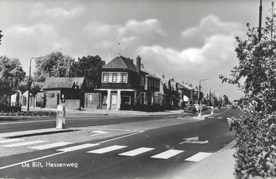 605756 Gezicht in de Hessenweg te Bilt met de huizen nrs. 1 (links van het midden)- lager; geheel links de ingang van ...